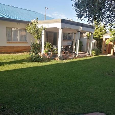 Lala Poa Guest House Klerksdorp Eksteriør bilde