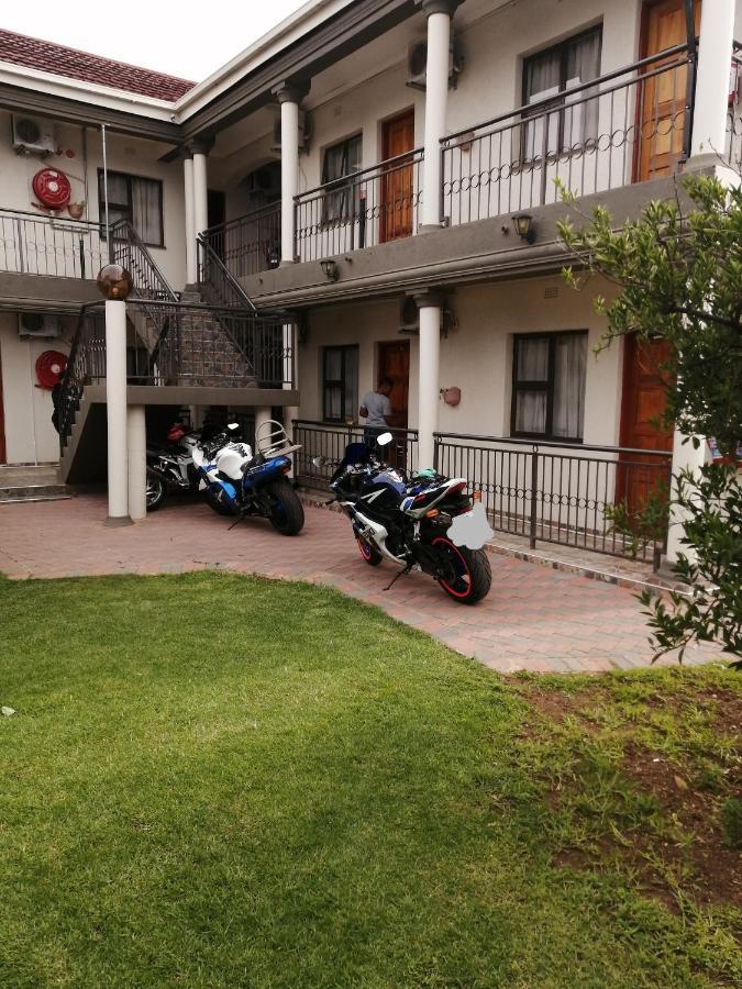 Lala Poa Guest House Klerksdorp Eksteriør bilde